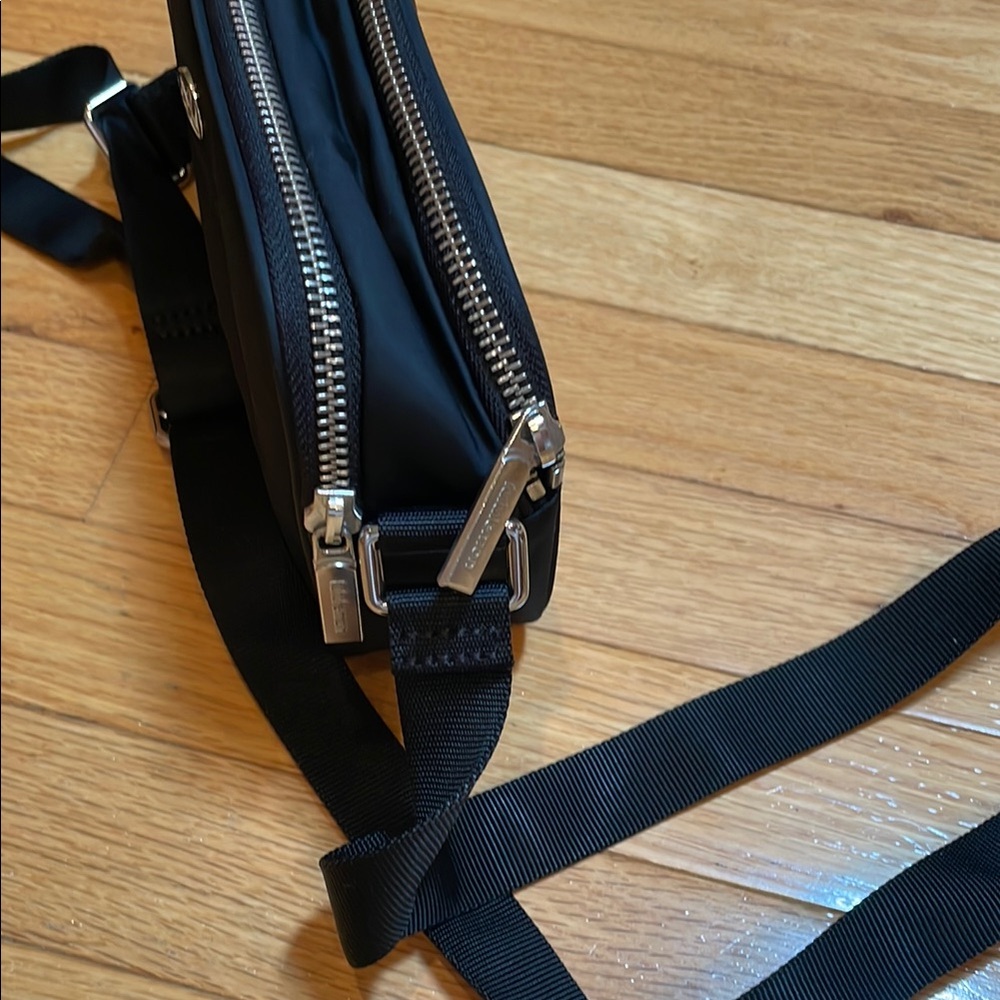 Lululemon Black Belt Bag with Adjustable Straps and Modern Design - Picture 7 of 9